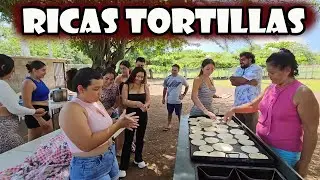 Echando las tortillas de maíz , mientras se cocina lo que nos preparan los suscriptores.
