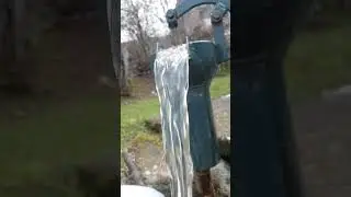su tulumbası. eski bir kagir yapının yakınında dağların zirvesinde bir köyde.