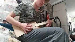 Соло из Smells Like Teen Spirit на укулеле из картона