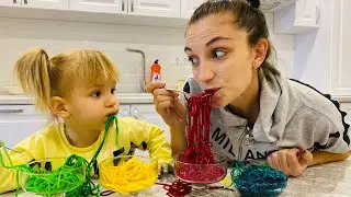Катя и мама готовят сладости Веселое видео для детей