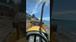Экскаватор на пляже