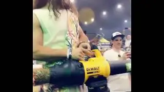 Курят косяк воздуходувкой