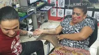 Macaria Catracha Tatuandose