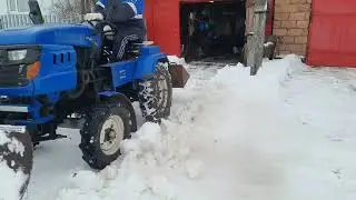 Уборка снега на минитракторе.