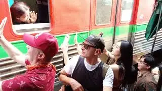 Maeklong Railway Market3