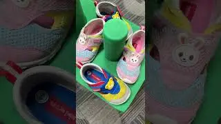 Наоми складывает свои кроссовки. Детское видео! 