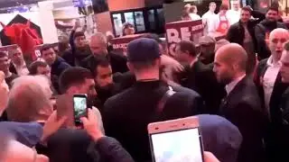 French President Emmanuel Macron was stabbed in the forehead with an egg | 4hanntn