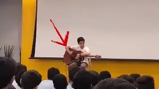 Esse Garoto Impressionou a Escola Tocando Violão