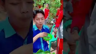 Makan kerupuk dan nasi padang