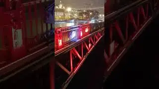 Из раны бьет Нева. Пустые рукава.