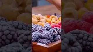 把五颜六色的小莓果冷冻后，做成清凉又好看的树莓冰沙，每一口都酸酸甜甜，凉爽无比！#shorts #raspberry  #滇西小哥 #cooking #food