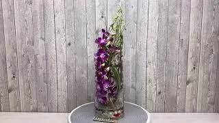 Композиция из живых орхидей в стекле