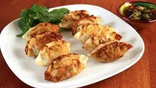 Making mandu (Korean dumplings: 만두)