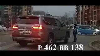 Пенсионер на большом джипе чуть не сбил школьника на пешеходном переходе