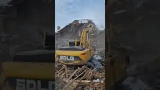 Разборка деревянного дома за 2 часа спомощью гусеничного экскаватора