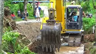Komatsu PC200 Bermanuver Jadi Tontonan Orang Sekampung