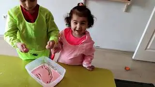 Nişaşta ve Boya ile Slime Yaptık | Eğlenceli Çocuk Videoları