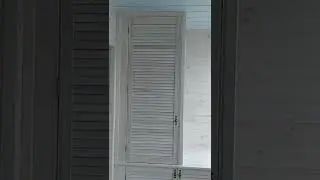 шкаф на балкон с жалюзийными дверцами