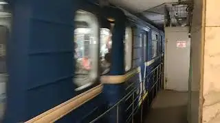 Поезд 81-717.5, прибывает на станцию Октябрьская