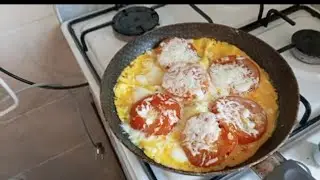 DOMATES,YUMURTA VE KAŞAR PEYNİRİN MUHTEŞEM LEZZETİ.