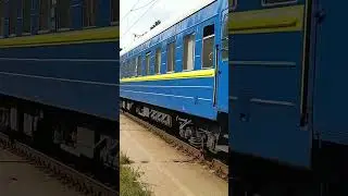 ЧС8-013 з пасажирським поїздом (архів 2021)