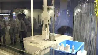 ブリヂストン ソフトロボティクス ベンチャーズの新開発のロボットハンド「TETOTE and」のデモ。「TETOTE」で課題だった、トレーに隙間なく詰め込まれた箱のピッキングに対応した