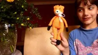 ВЯЗАНИЕ ИГРУШЕК. МАРИНА-РУКОДЕЛЬНИЦА. НАСТЯ ДЕМОНСТРИРУЕТ.