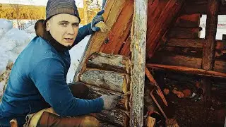 Строю хижину в тайге. Утепляю вторую стенку избы