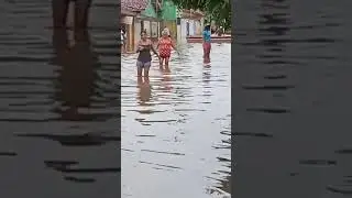 Bairro de VG acorda com ruas e casas alagadas; moradores usam canoa e até caixa d'água