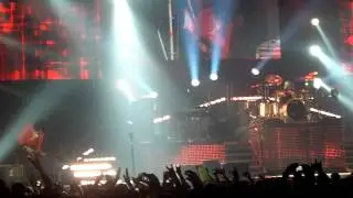 Guns 'n' Roses - The James Bond Theme - live in Moscow 11.05.2012.MOV