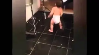 Прикольный танец. Пацан отжигает.