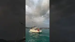 Яхта в море Лазаревское