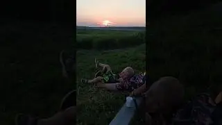 Лучшие деревенские качели - бабушкины ножки🤭