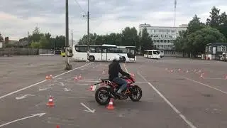 Прохождение одной рукой. Упражнения: "Змейка", "Восьмёрка", "Габаритный коридор".