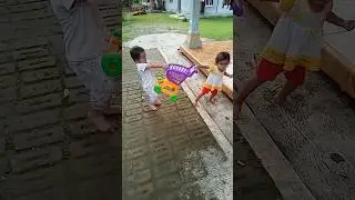 ANAK KECIL REBUTAN MAINAN