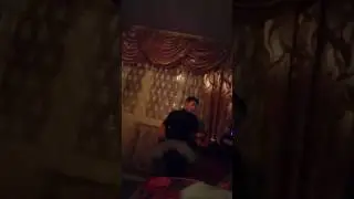 Парнишка не выучил текст к песне, и нашел выход из этого положения...