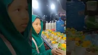 Beli Es Krim Roll di Pasar Malem