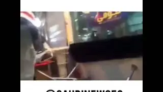 مقيم يصفع سعودية في السوق ولافيهم ذرة رجوله كل من حولها