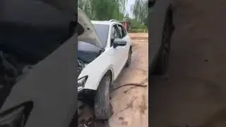 Не заметил яму на дороге.