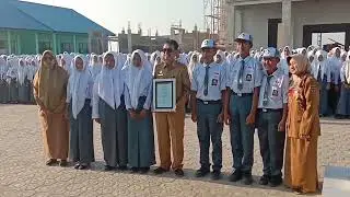 Pemberian penghargaan pada siswa yang berprestasi di SMAN 1 Wonomulyo, Polman