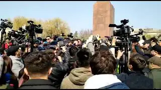 Мирный митинг в Бишкеке. Женщина пыталась призвать митингующих разойтись