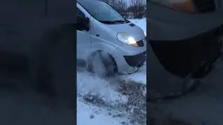 Renault Traffic сидит на пузе но продолжает ехать)))