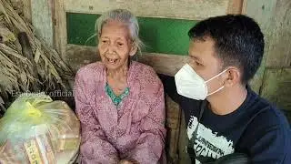 MESKIPUN SUDAH LANJUT USIA ,MASIH MENCARI DAUN KELAPA KERING UNTUK DI BUAT SAPU