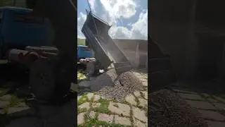 Газ 53.Выгрузка щебня !
