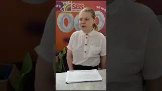 Девушка принимает чеки покупок и выдает купоны для выйгрыша.
