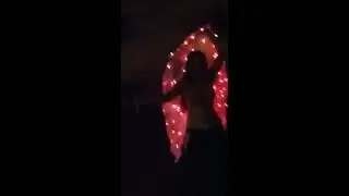 Танец живота с светодиодными крыльями в ресторане.