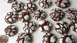 Шоколадное треснутое печенье. Очень рассыпчатое и нежное.