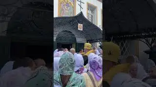 Люди получают благословение от Батюшки