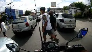 Pedestres fora da faixa. Todo cuidado é pouco!
