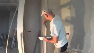 Montaż narożnika aluminiowego.  Zabezpiecz gładź, farbę flizeliną.